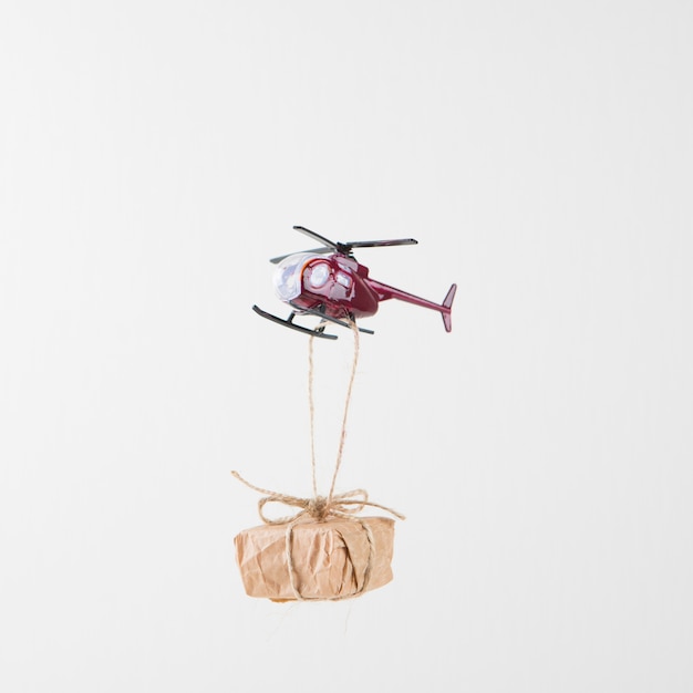 Kleine geschenkdoos opknoping op vliegende helikopter