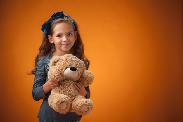 Kleine gir met teddybeer