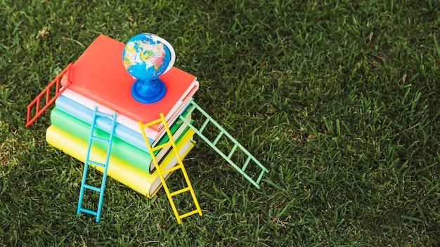 Kleine handschoen bovenop boekenstapel