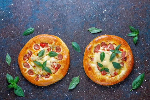 Kleine huisgemaakte pizza's vers met basilicum.