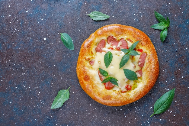 Gratis foto kleine huisgemaakte pizza's vers met basilicum.