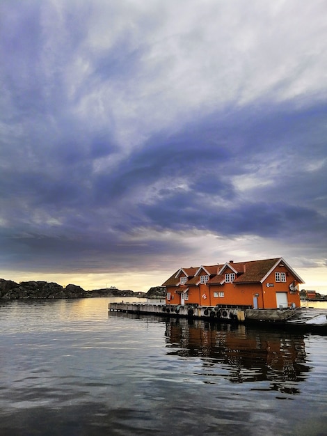 Kleine huizen op het dok onder bewolkte hemel