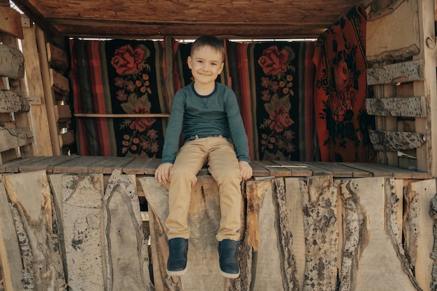 Kleine jonge blanke jongen in de natuur, jeugd