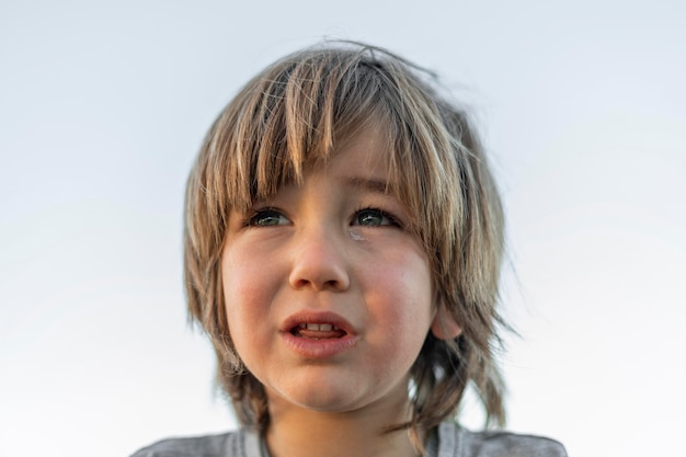 Kleine jongen buiten huilen