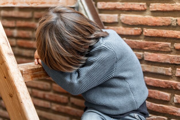 Kleine jongen buitenshuis boos