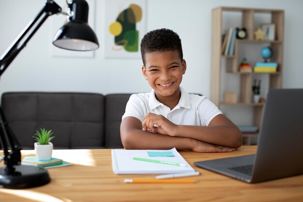 Kleine jongen die deelneemt aan een online les