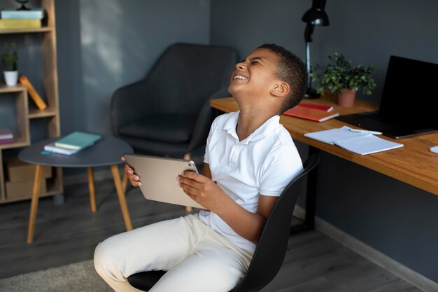 Kleine jongen die deelneemt aan een online les