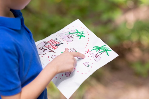 Kleine jongen die deelneemt aan een schattenjacht