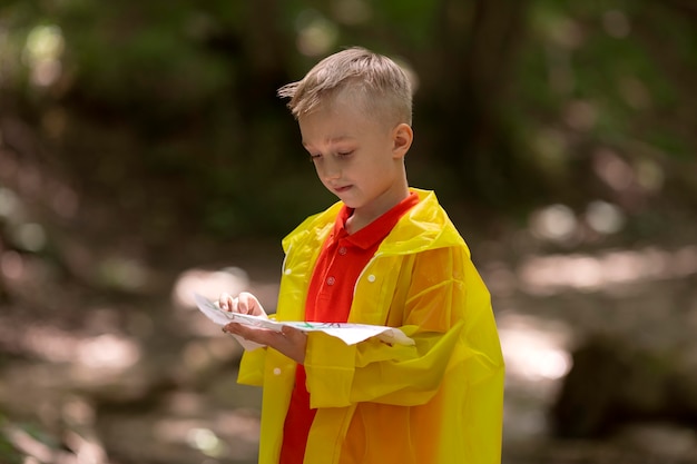 Kleine jongen die deelneemt aan een schattenjacht