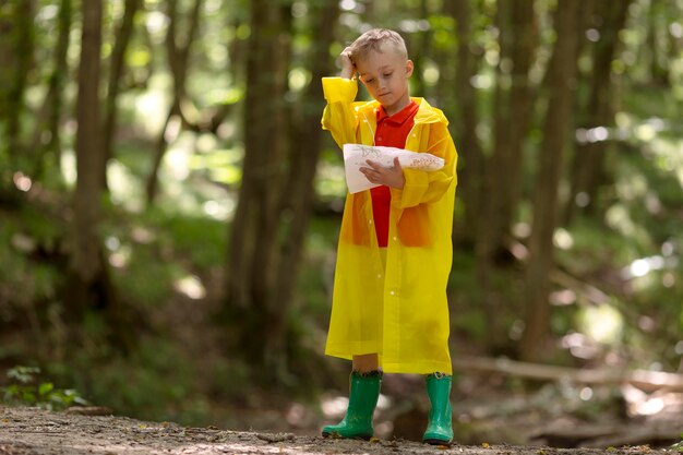 Gratis foto kleine jongen die deelneemt aan een schattenjacht