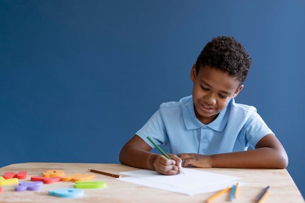 Kleine jongen die een ergotherapiesessie heeft