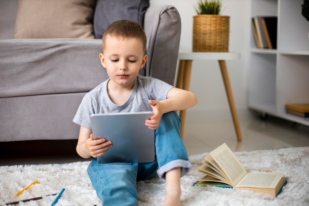 Gratis foto kleine jongen die een nieuwe activiteit leert