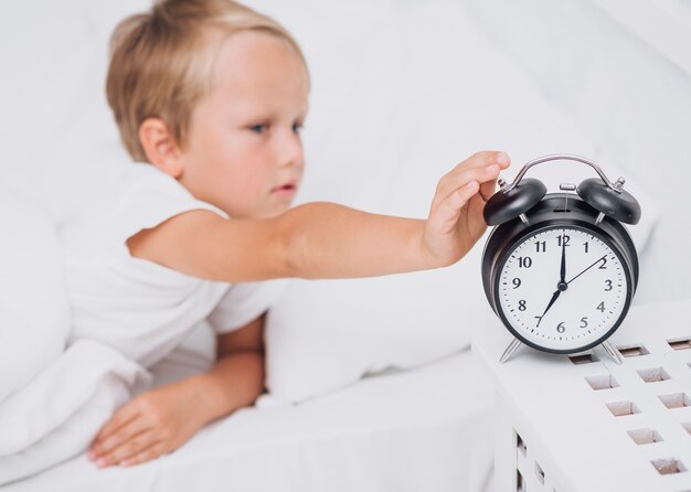 Kleine jongen die het alarm stopt