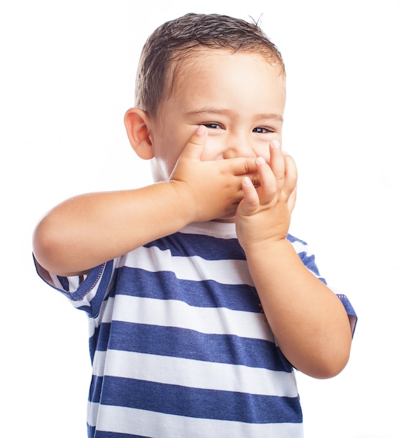 Kleine jongen die zijn mond terwijl lachen