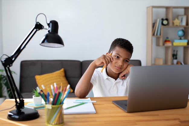Kleine jongen doet online school
