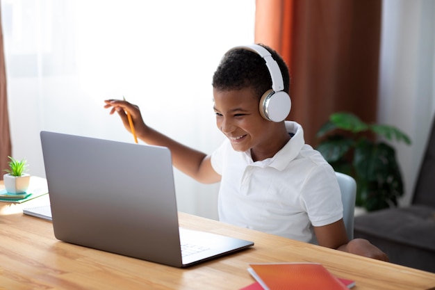 Kleine jongen doet online school