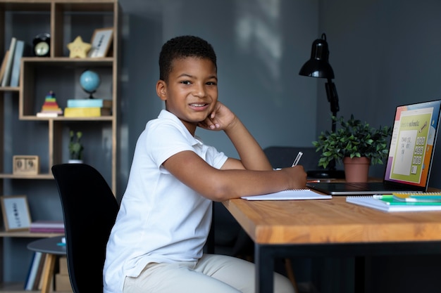 Kleine jongen doet online school