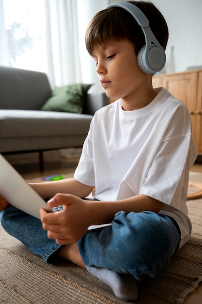 Kleine jongen films kijken op de laptop