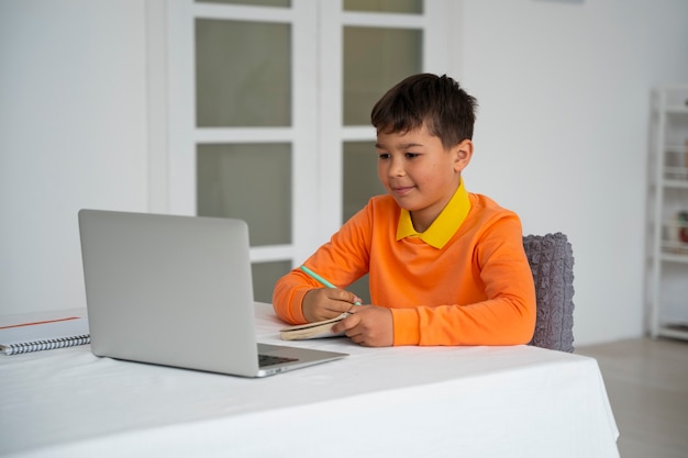 Kleine jongen films kijken op laptop