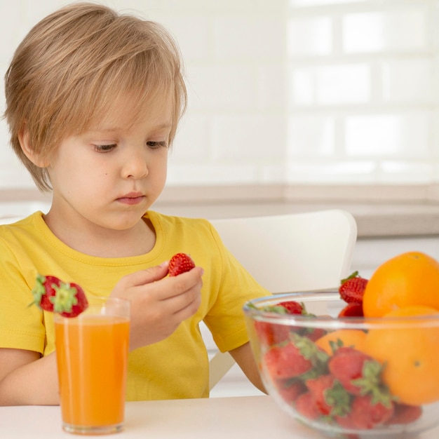 Kleine jongen fruit eten