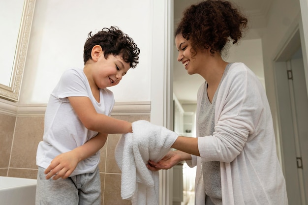 Kleine jongen handen drogen met zijn moeder