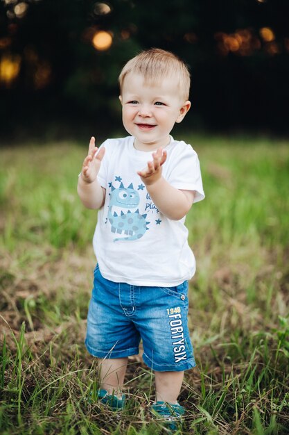 Kleine jongen handen klappen in het park.