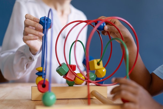 Kleine jongen heeft een ergotherapiesessie met een psycholoog