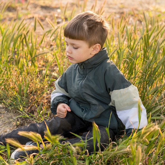 Gratis foto kleine jongen in park