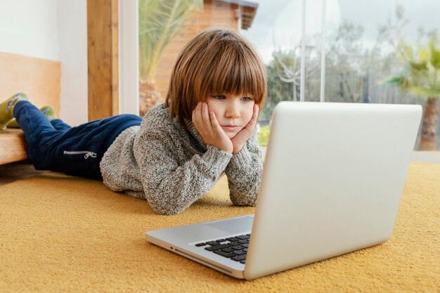 Kleine jongen kijken naar video op laptop