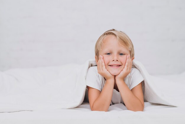 Kleine jongen kijkt naar de camera