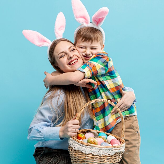 Kleine jongen knuffelen zijn moeder