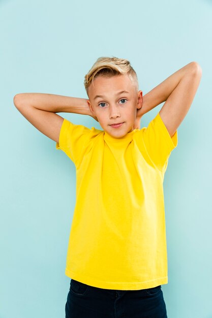 Kleine jongen met arm achter hoofd pose