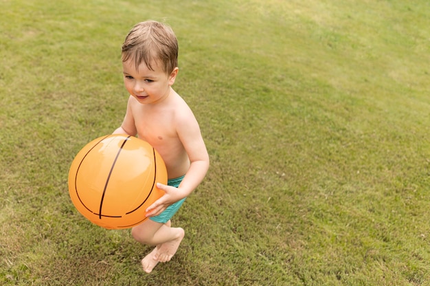 Gratis foto kleine jongen met bal