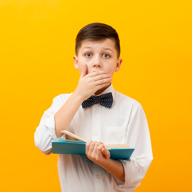 Kleine jongen met boek verrast