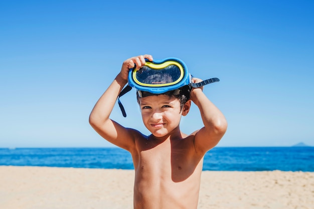 Gratis foto kleine jongen met bril