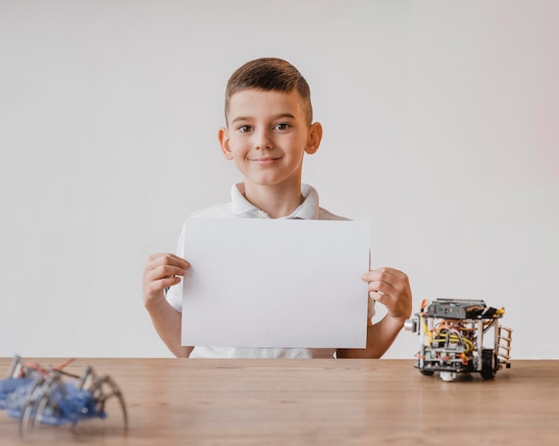 Kleine jongen met een blanco papier