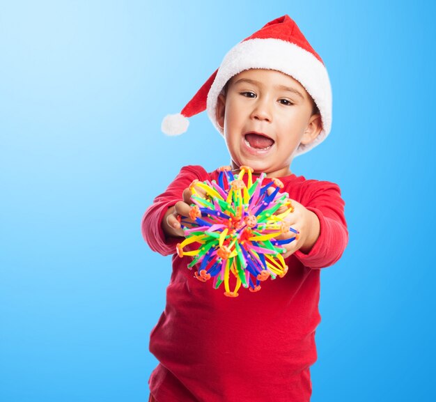 Kleine jongen met een stuk speelgoed