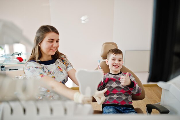 Kleine jongen op tandartsstoel Kinderen tandheelkundige