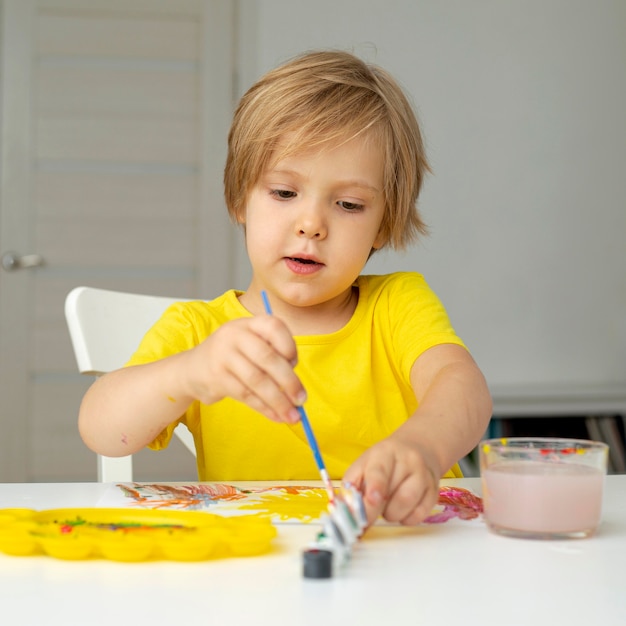 Kleine jongen schilderen