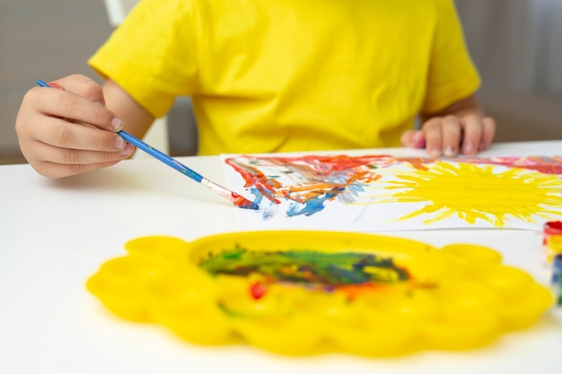 Kleine jongen schilderij close-up