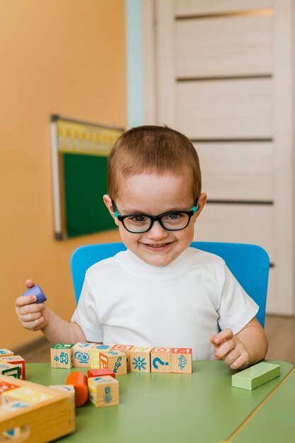 Kleine jongen speelt