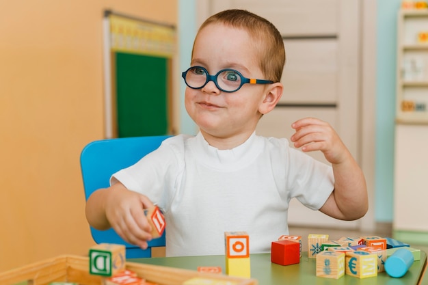 Gratis foto kleine jongen speelt