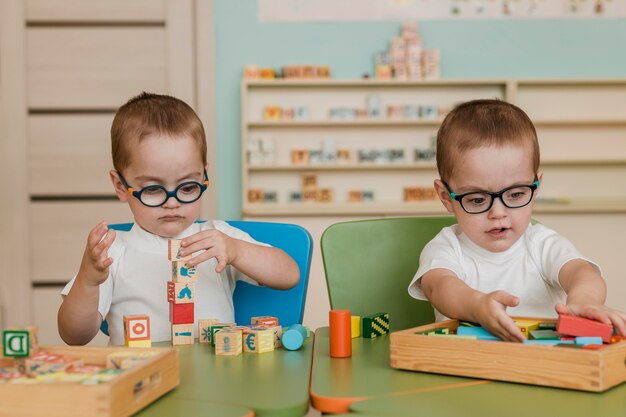 Kleine jongen speelt