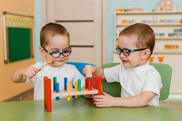 Kleine jongen speelt