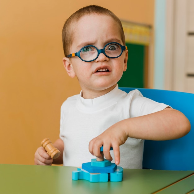 Kleine jongen speelt