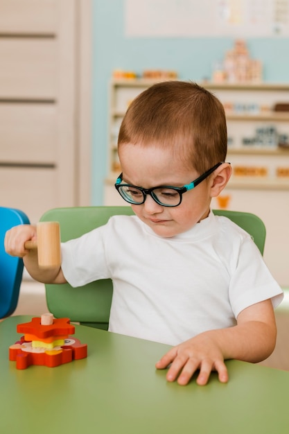 Kleine jongen speelt