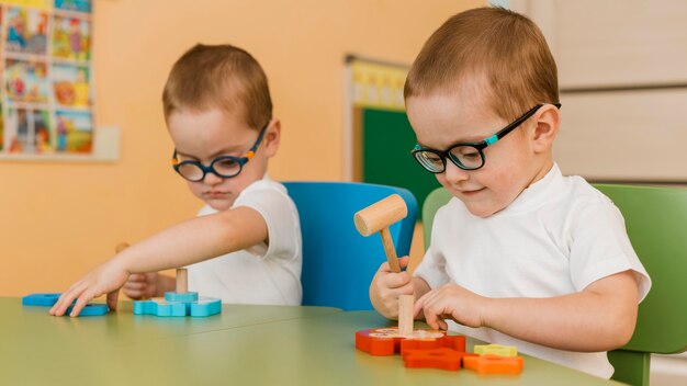 Kleine jongen speelt