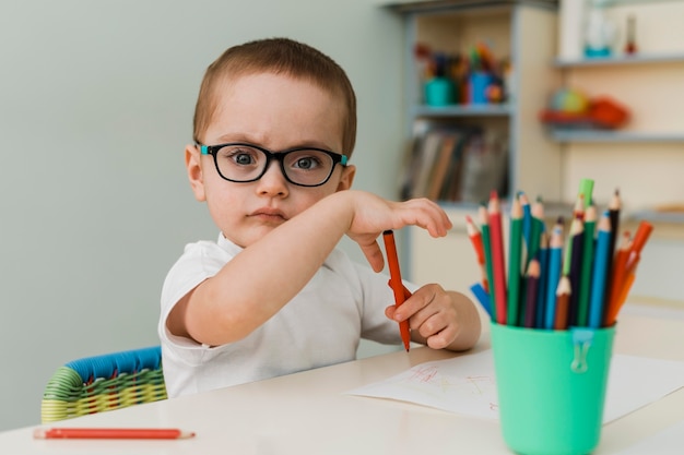 Kleine jongen speelt