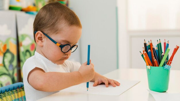 Gratis foto kleine jongen speelt