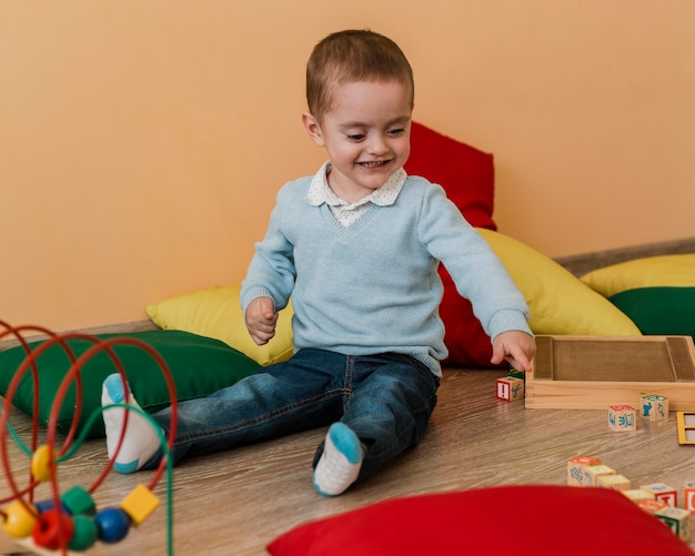 Gratis foto kleine jongen speelt